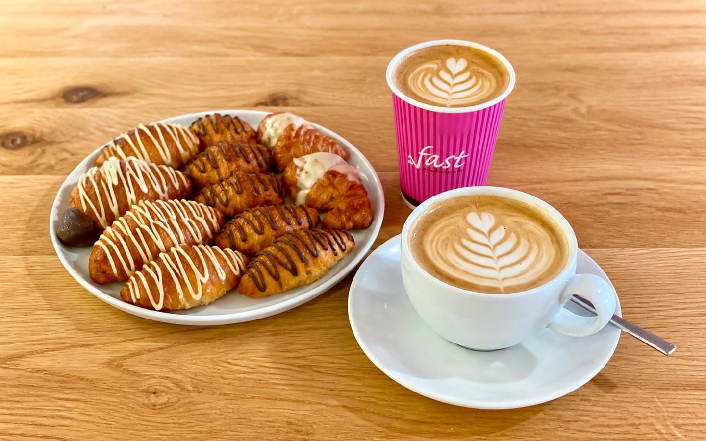 Cafés con espuma dibujada y nuevos mini croissants de Fast
