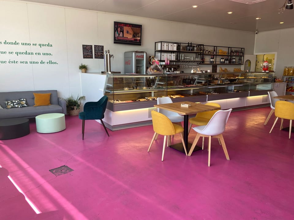 La cafetería de Ajalvir con sus mesas y detalles rosas