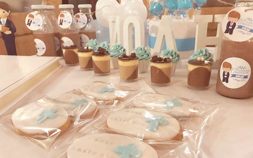 Mesa de catering dulce con tartas y pequeños bocados de Fast