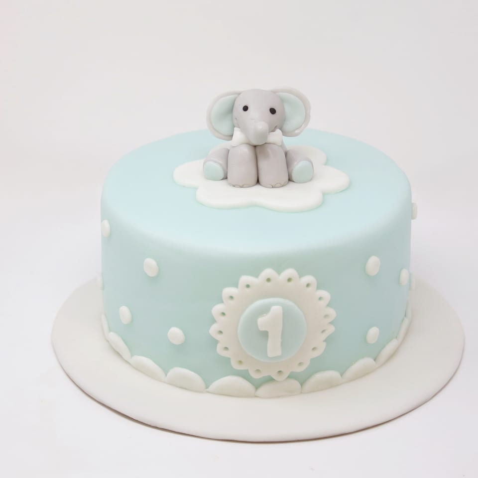 Tarta infantil azul decorada con un elefante