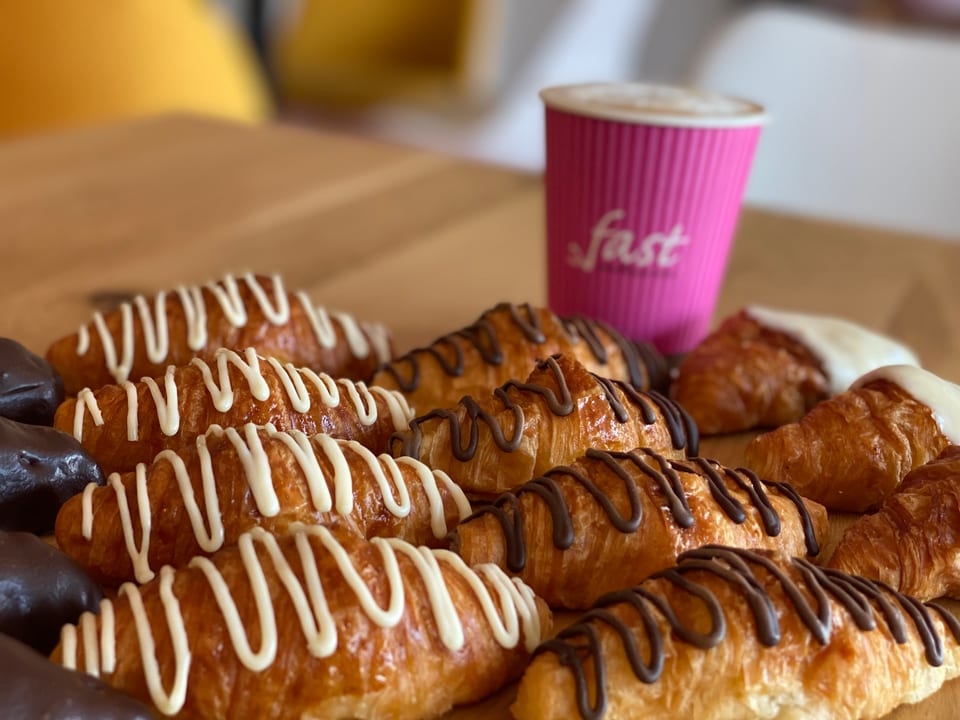 Mini croissants de chocolate junto al vaso rosa de Fast