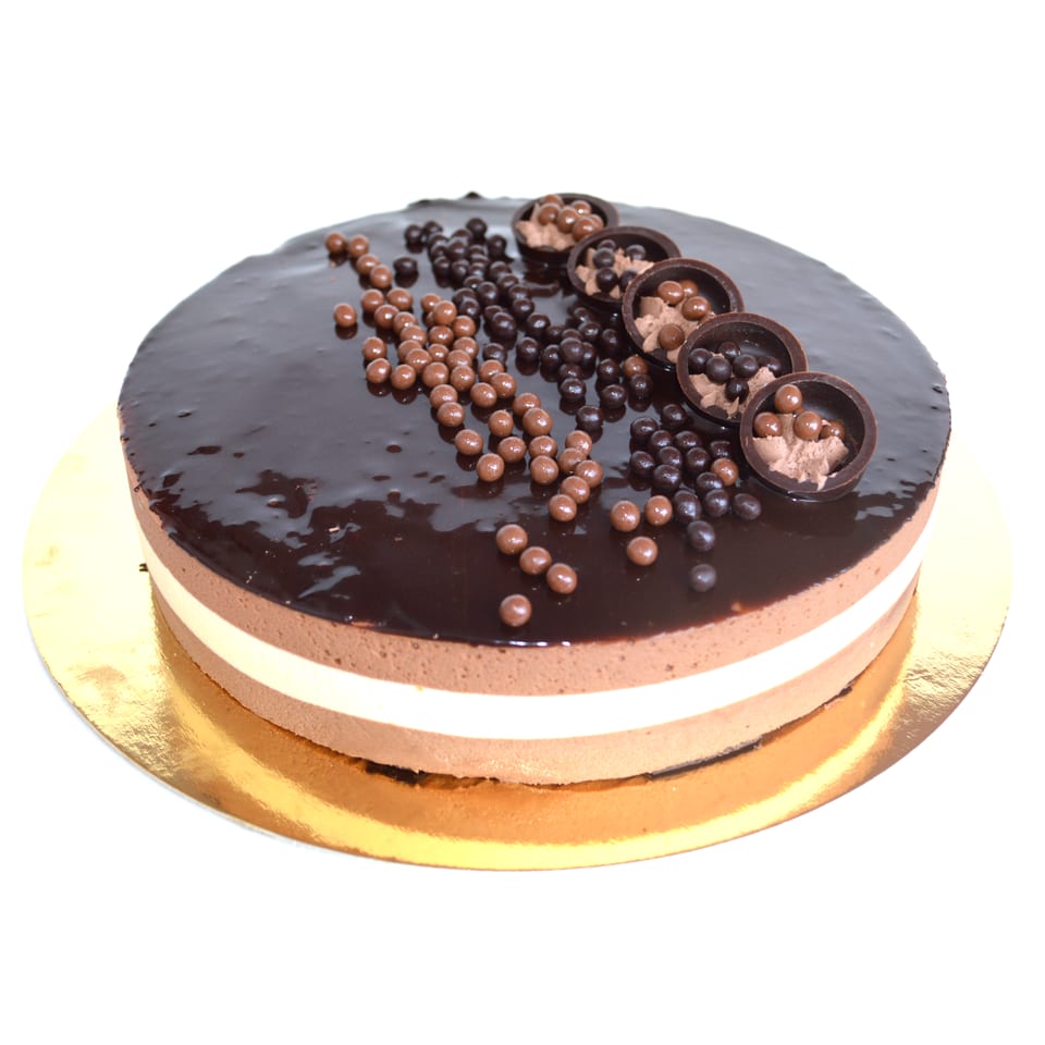 Tarta de mousse de chocolate entera, con baño espejado y perlas crujientes; en el lateral se ven las tres capas: blanco, con leche y negro