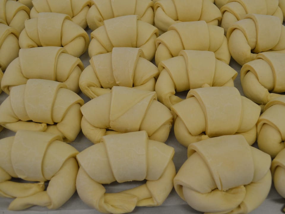 Croissants formados y preparados para hornear