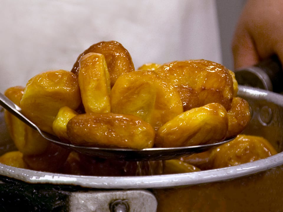 Una bandeja de palmeritas recibiendo el baño en el obrador