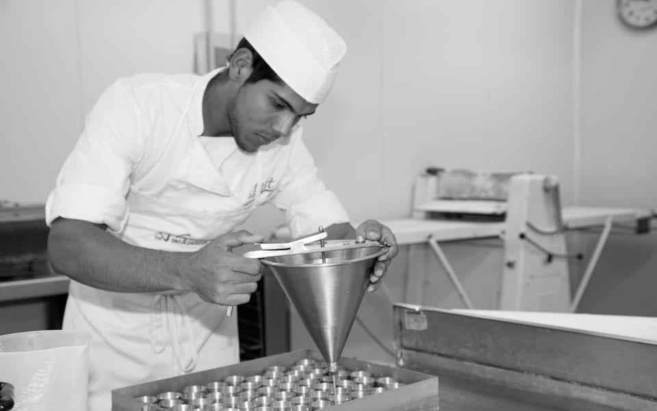 Pastelero trabajando a mano en el obrador de Fast