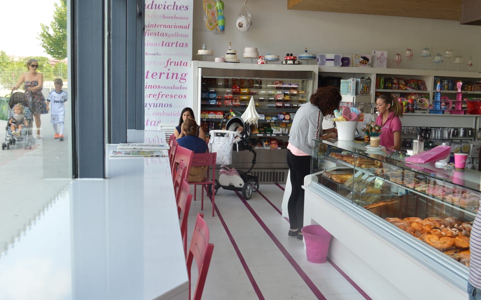 Interior de la tienda de Paracuellos de Jarama con la vitrina y el techo rosa