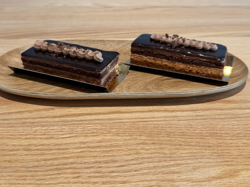 Porciones individuales de tarta Sacher decoradas a mano