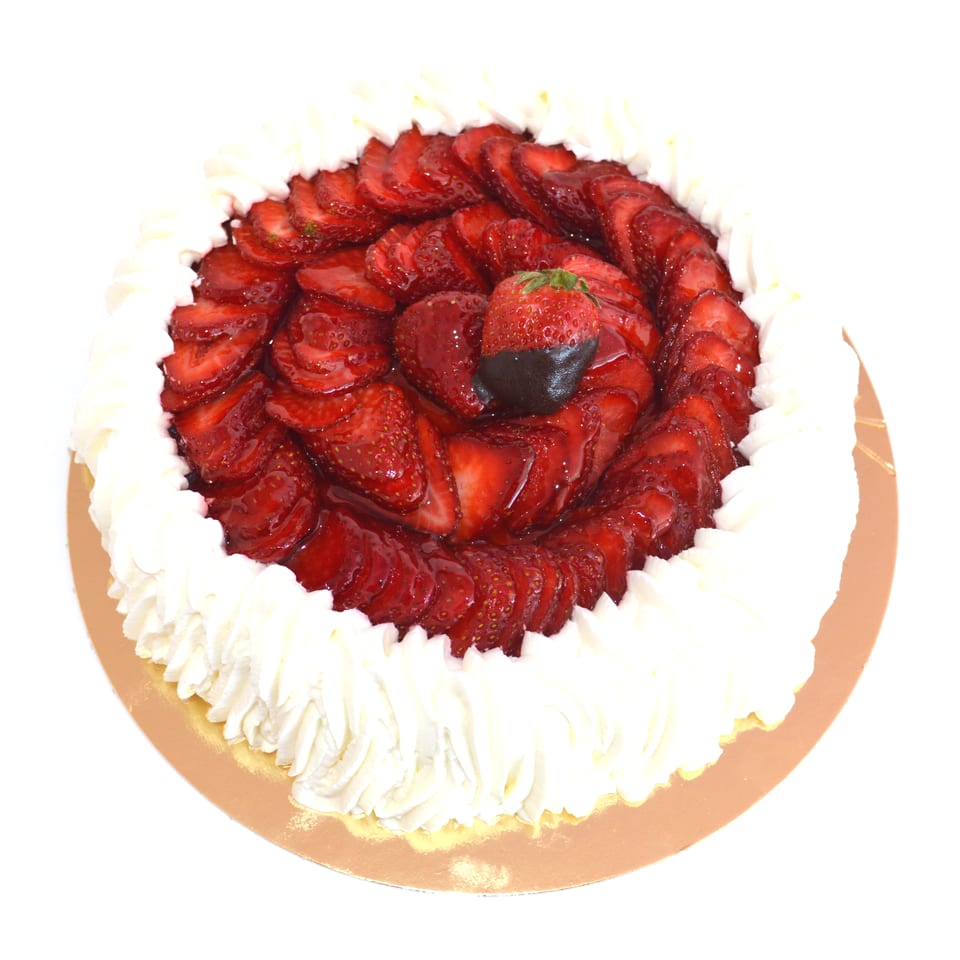 Tarta de fresa y nata entera: la espiral de fresas laminadas dentro de un anillo de rosetas de nata