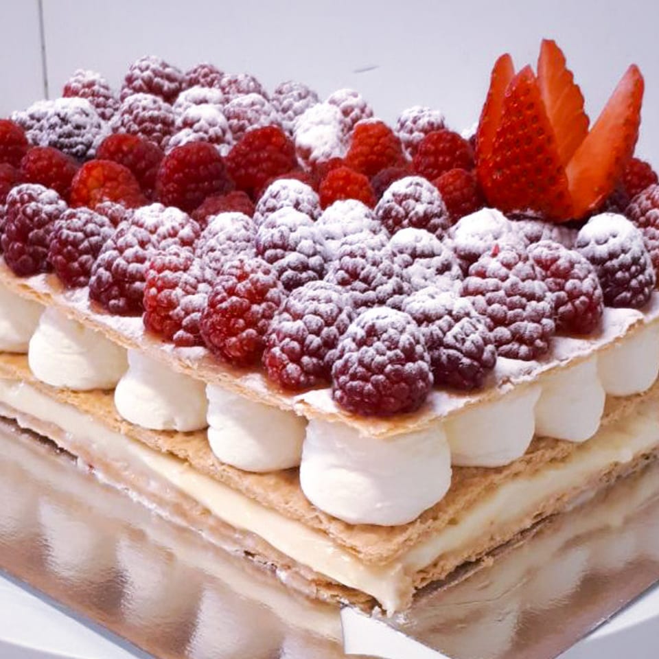 Tarta milhojas de nata y frambuesas