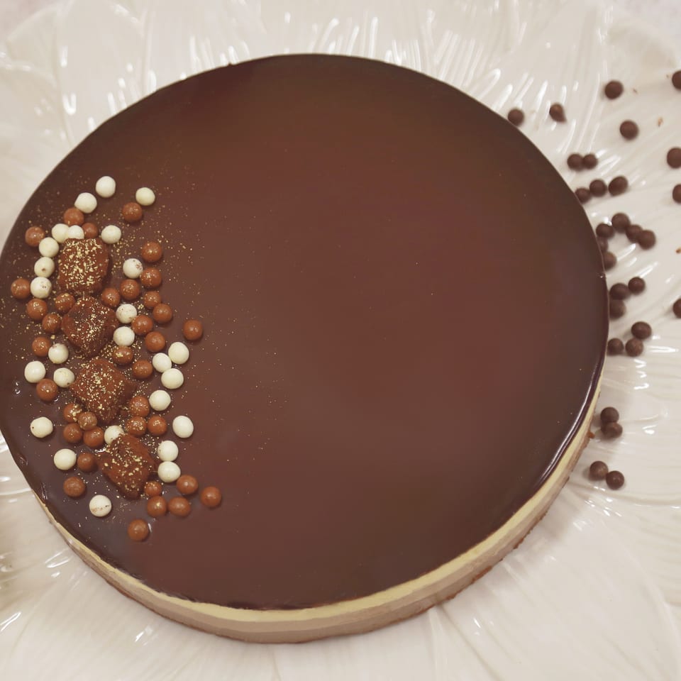 Tarta mousse de tres chocolates con cobertura brillante