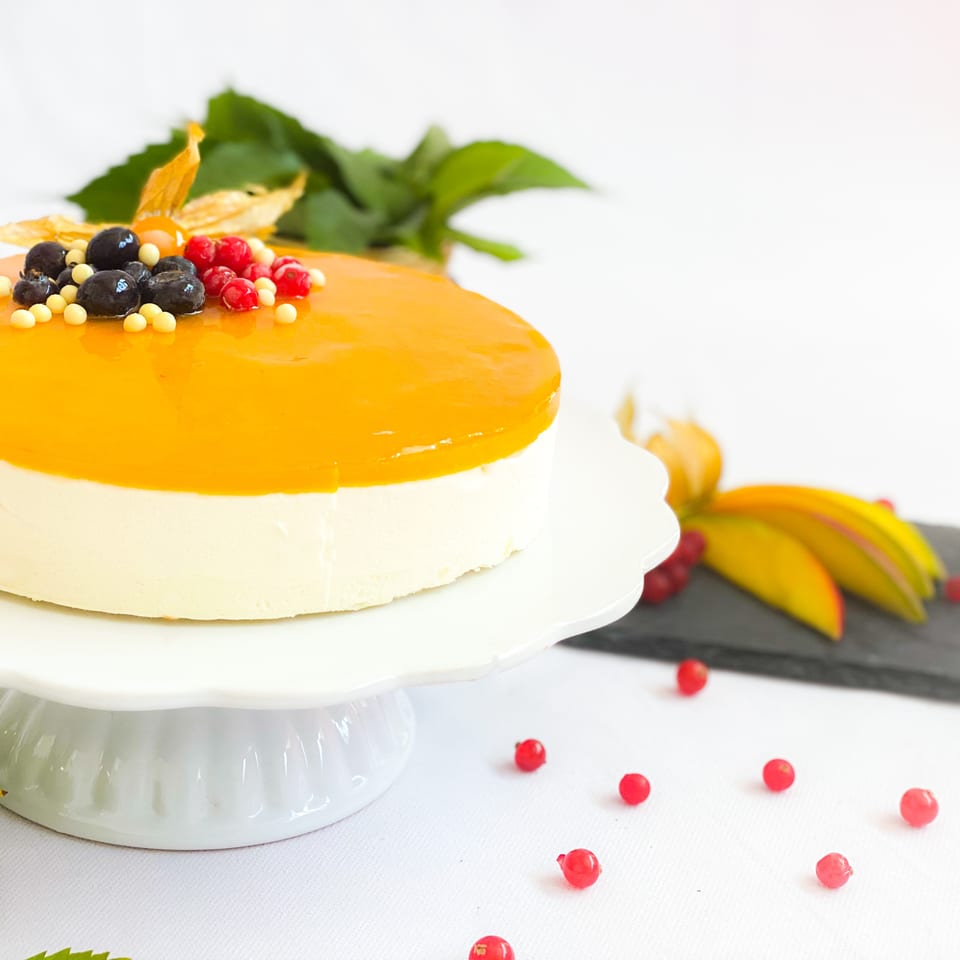 Tarta mousse de yogur y frutas con cobertura de mango