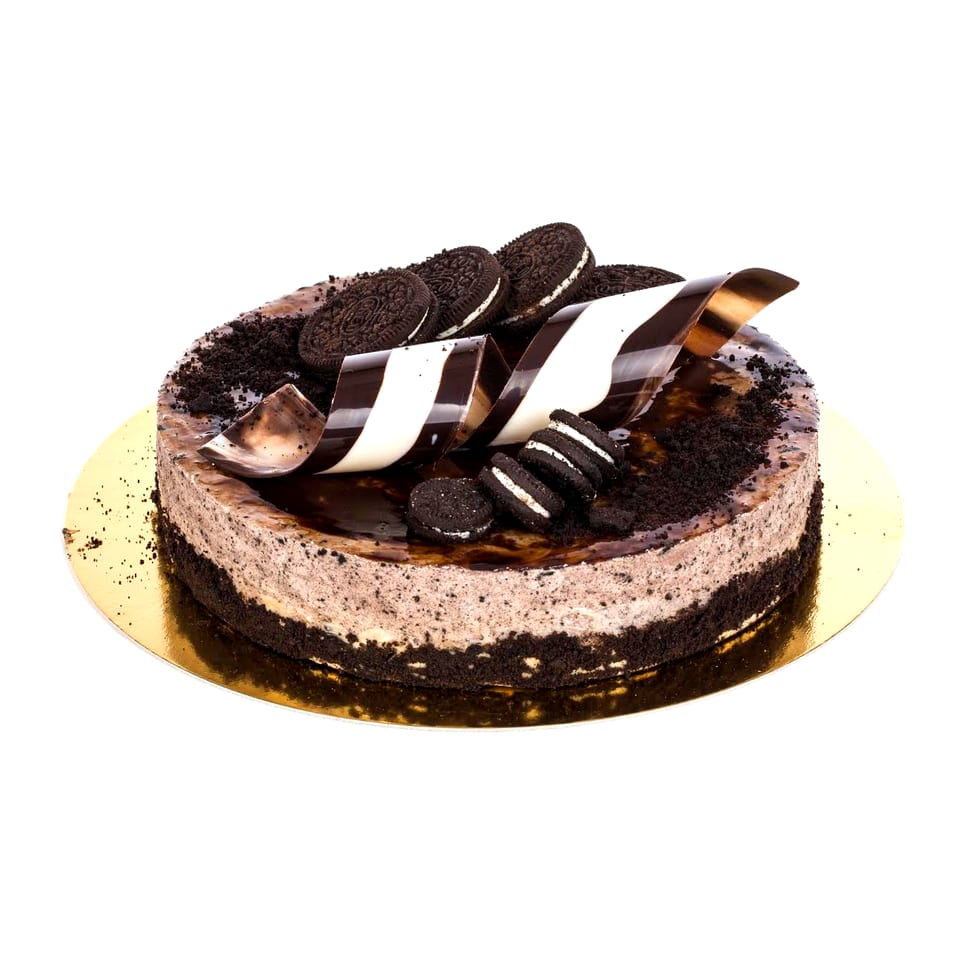 Tarta de Oreo entera, con galletas Oreo y filigranas de chocolate blanco y negro por encima