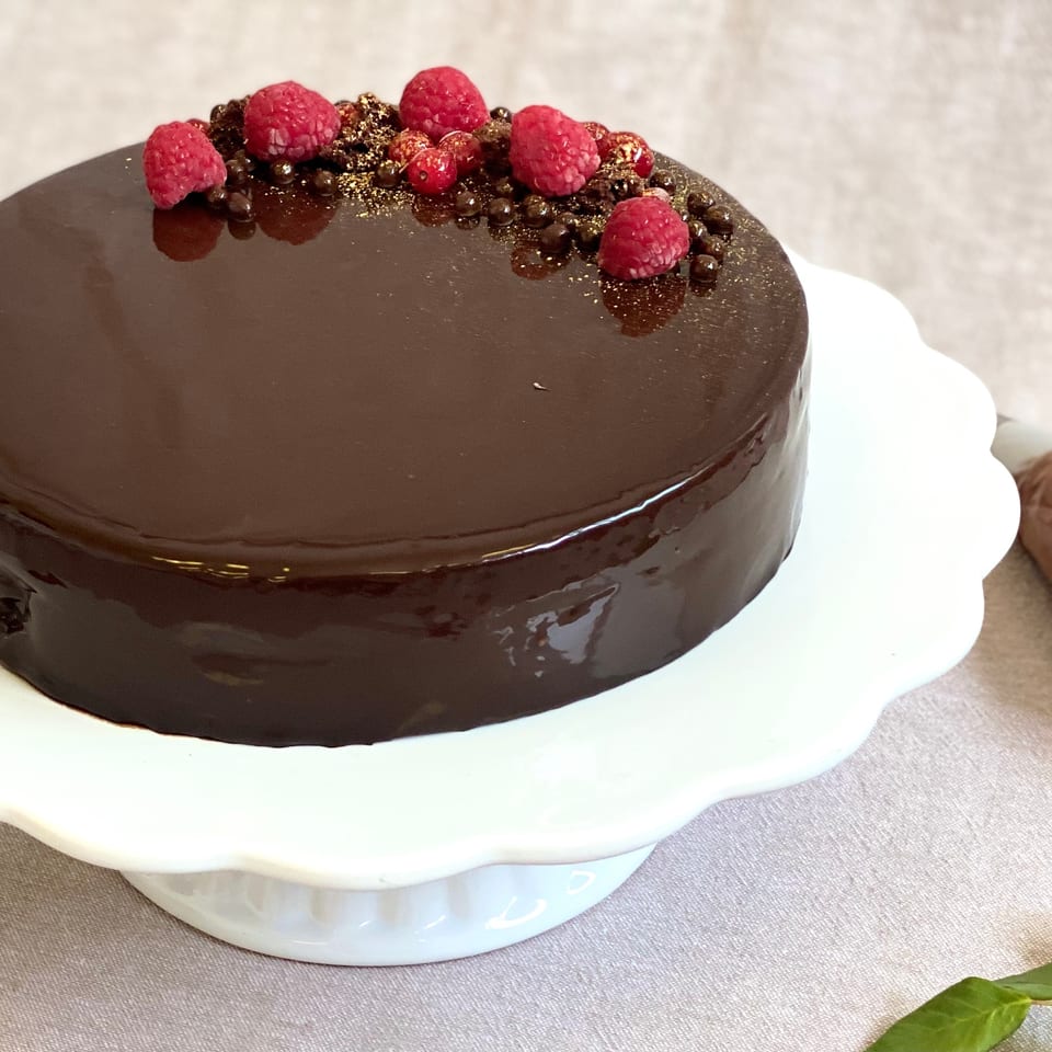 Tarta Sacher redonda con cobertura de chocolate