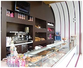 Interior de Miramadrid: la estantería curva del fondo y el expositor de la entrada